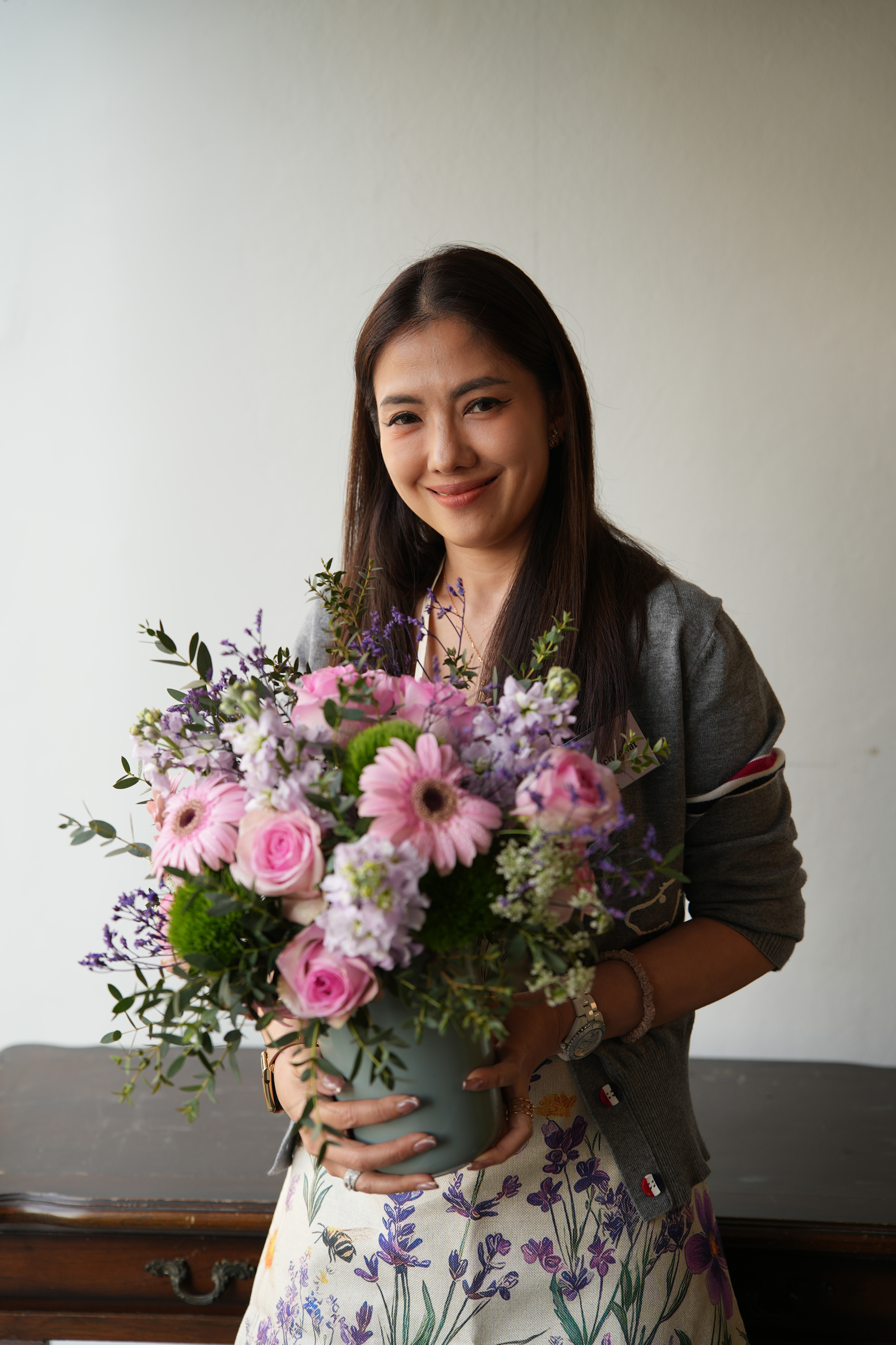 ผู้เข้าร่วม Workshop ถือช่อดอกไม้ English Garden