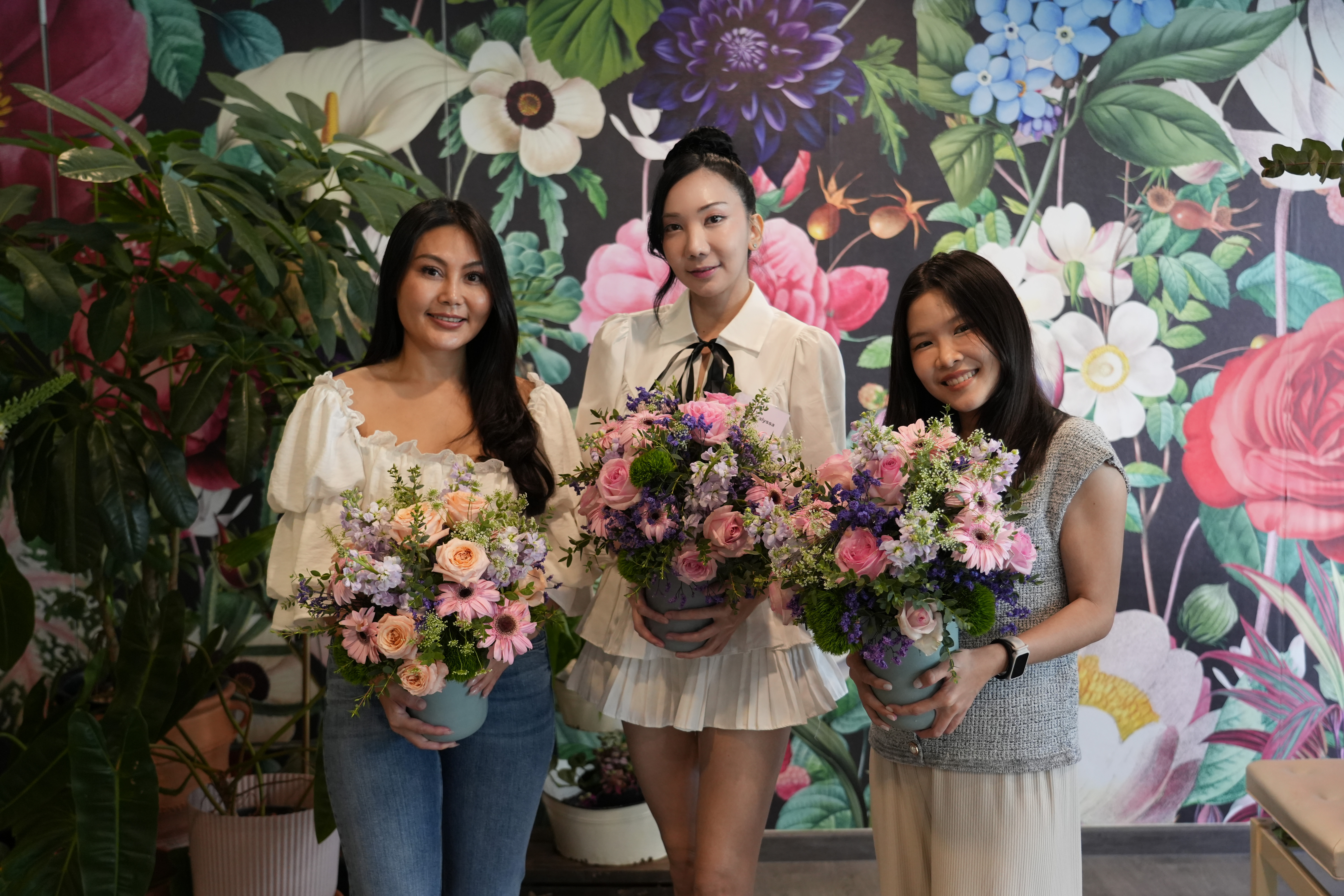 ผู้เข้าร่วม Workshop ถ่ายภาพหน้า Flower Wall — English Garden Workshop