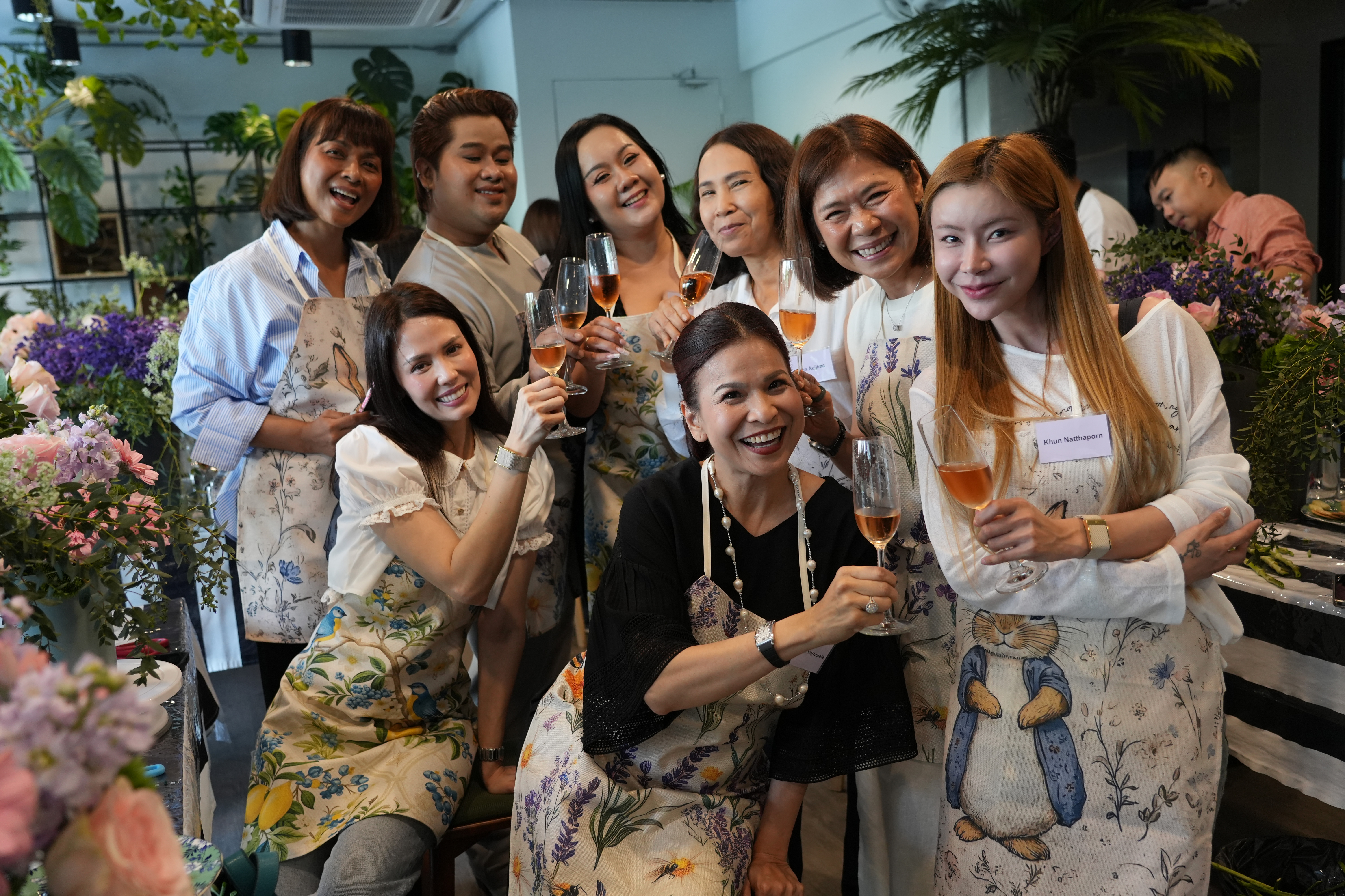 กลุ่มผู้เข้าร่วม Workshop ถ่ายภาพร่วมกันพร้อมแชมเปญ
